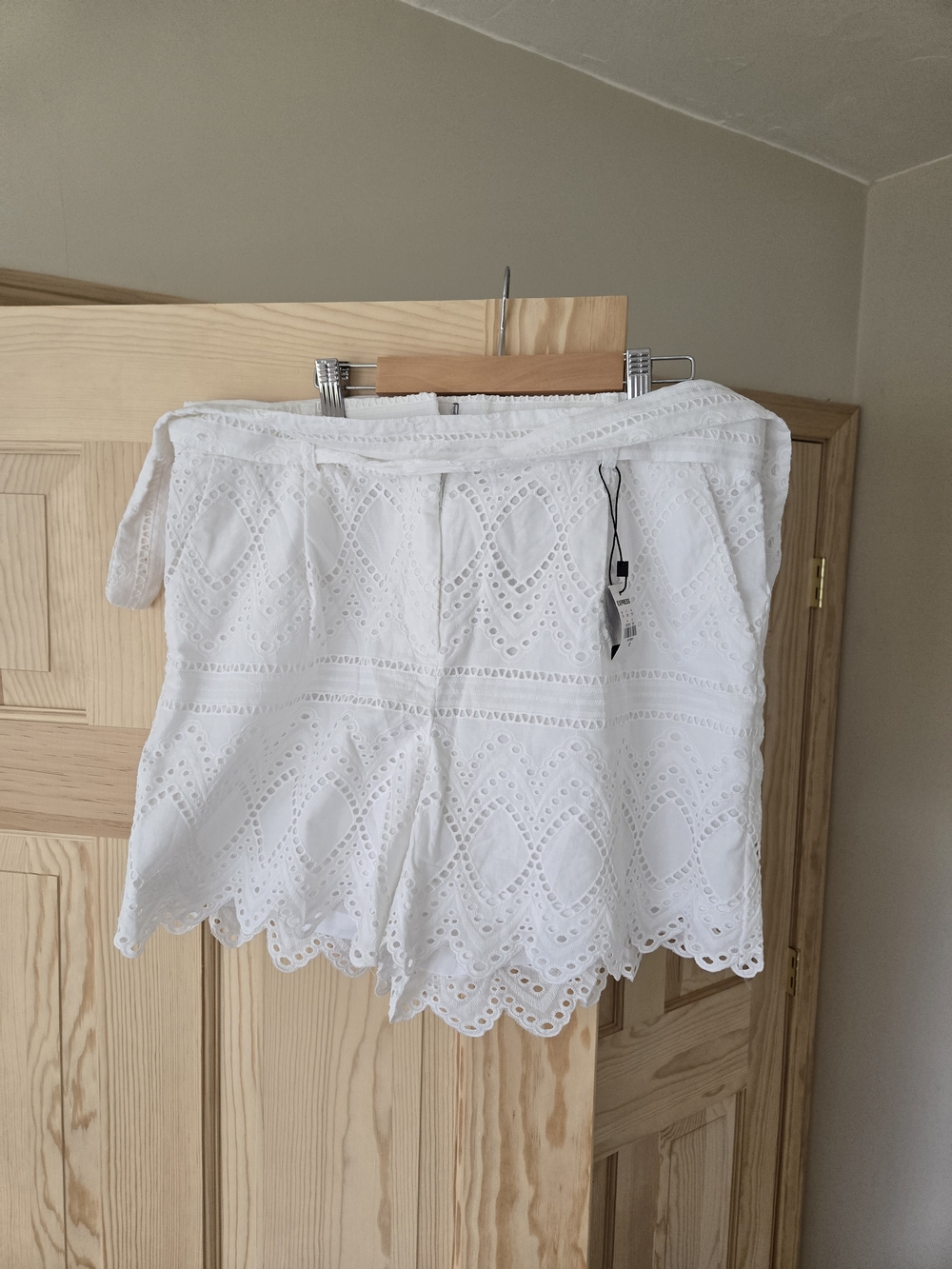 Express White Eyelet Lace Scallop Hem Shorts Sz 12